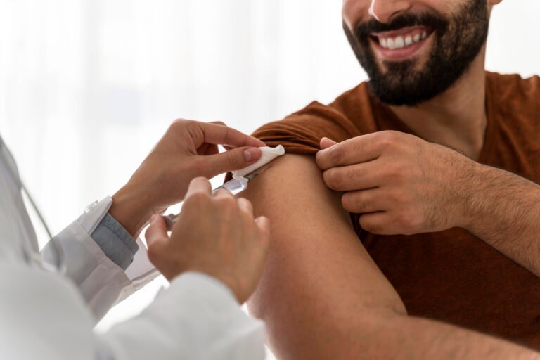 Brasil se aproxima da meta de vacinação contra o HPV, mas desafios persistem